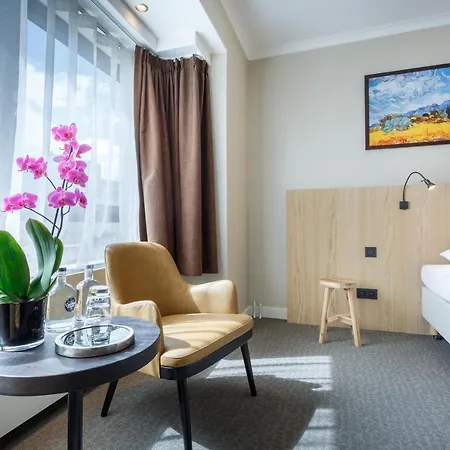 Carlton Hotel 3*